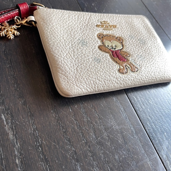 COACH SNOW BEAR CORNER ZIP WRISTLET with bear snowflake charm HTF white wallet - Picture 2 of 8